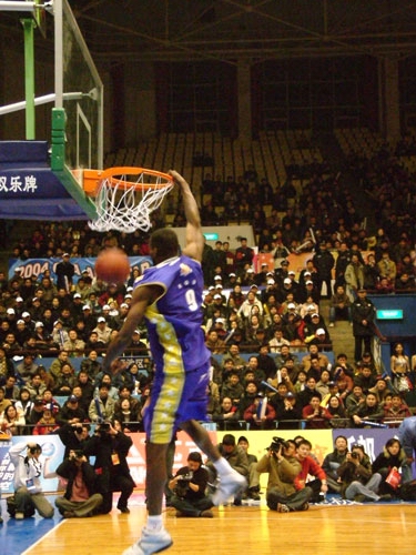 欧冠淘汰赛门票暴涨引发球迷抗议（欧冠淘汰赛票价飙升引发球迷集体抗议）