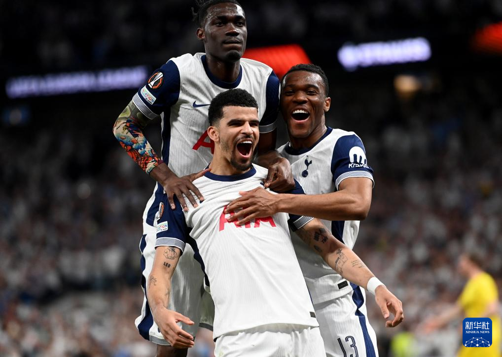 西蒙斯无球可打却成打工人天花板（无球可上场的西蒙斯，却活成了打工人天花板）