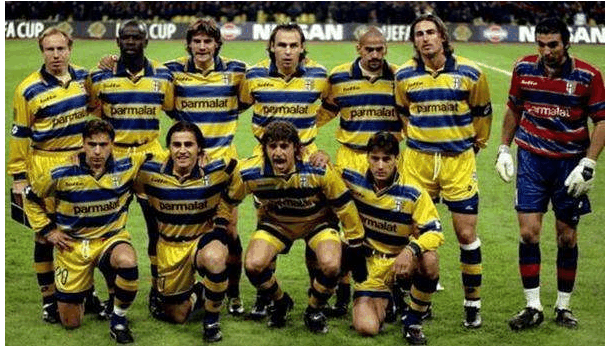 Hero扳平比分，菠萝关羽盯死敌方双c（Hero将比分扳平，菠萝关羽锁死对面双C）