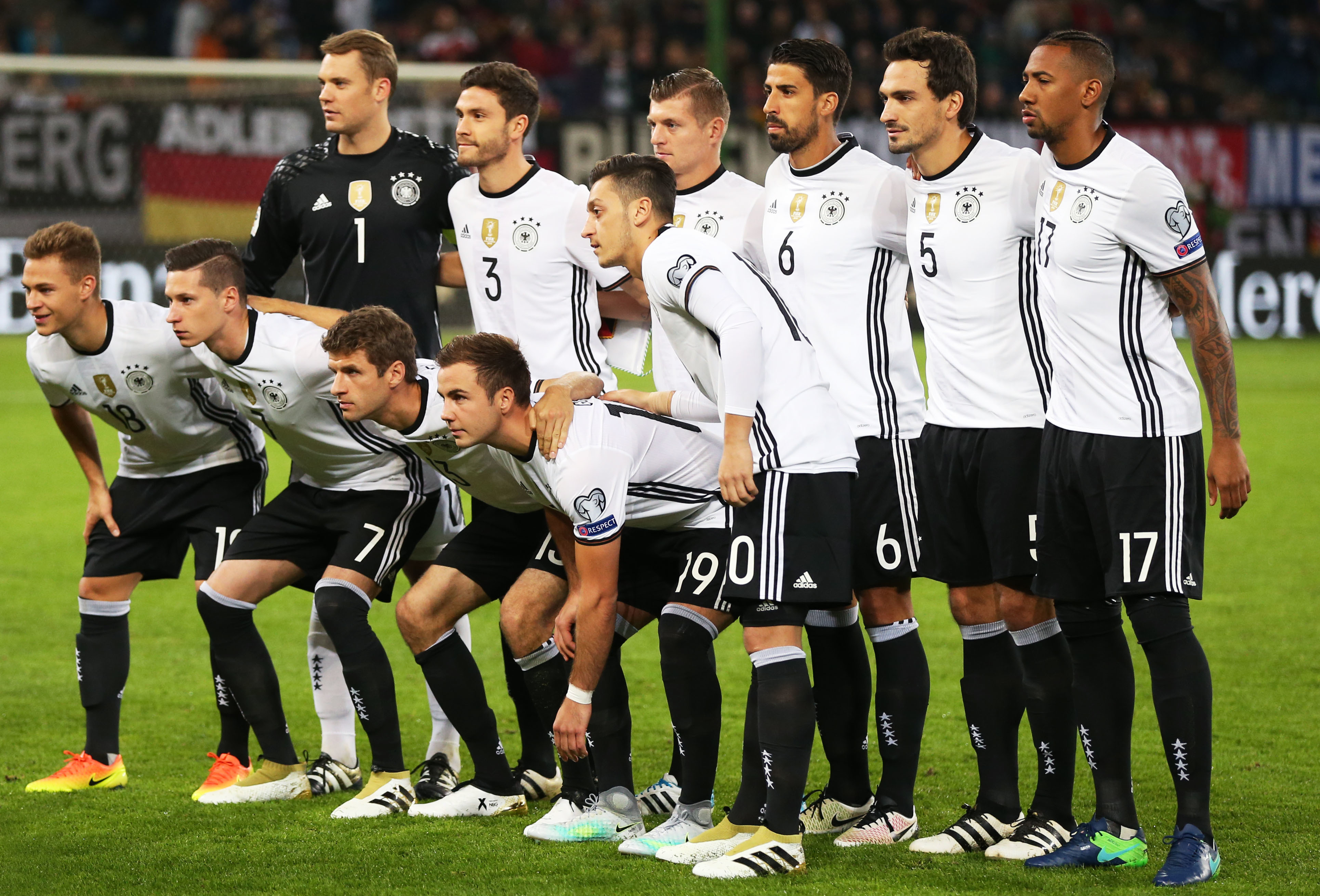 达成尤文生涯200场里程碑，洛卡特利获赠纪念球衣（洛卡特利迎来尤文第200场里程碑，获赠纪念球衣）