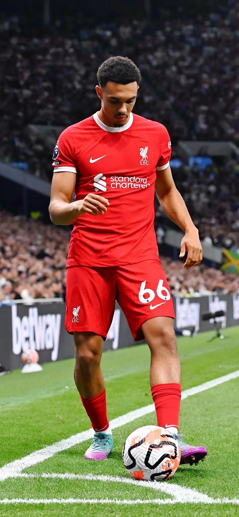 3-2,29岁拜仁旧将萨内1球1助,率队揽36分领跑,领先穆帅前东家4分（3-2！29岁前拜仁球员萨内传射立功，球队积36分居首，领先穆帅旧主4分）