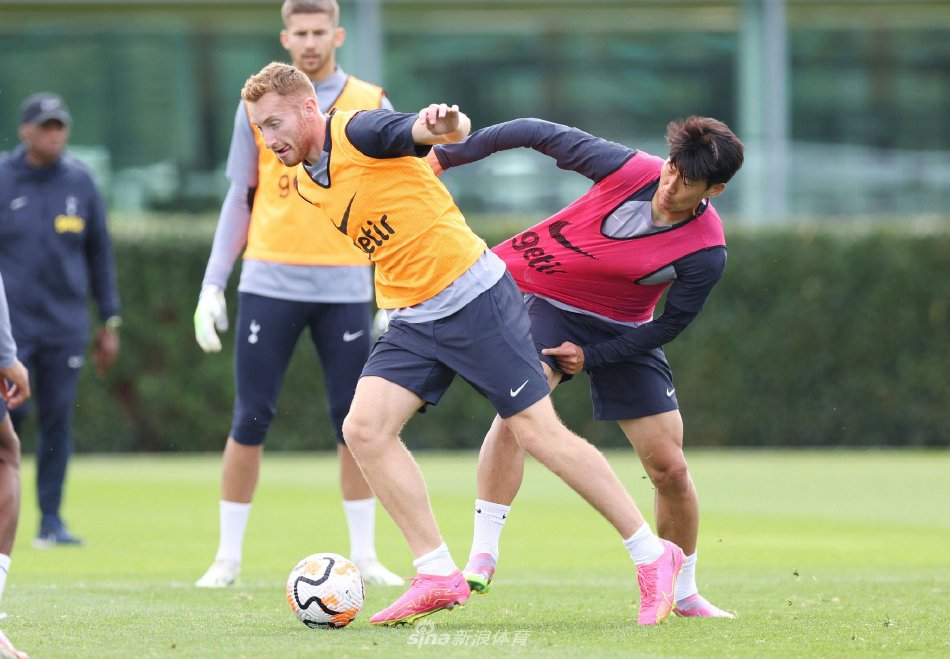 迪纳塔莱：斯帕莱蒂的进攻体系让前锋受益，相信球迷会喜欢他（迪纳塔莱：斯帕莱蒂的进攻打法助力前锋，相信球迷会喜欢他）