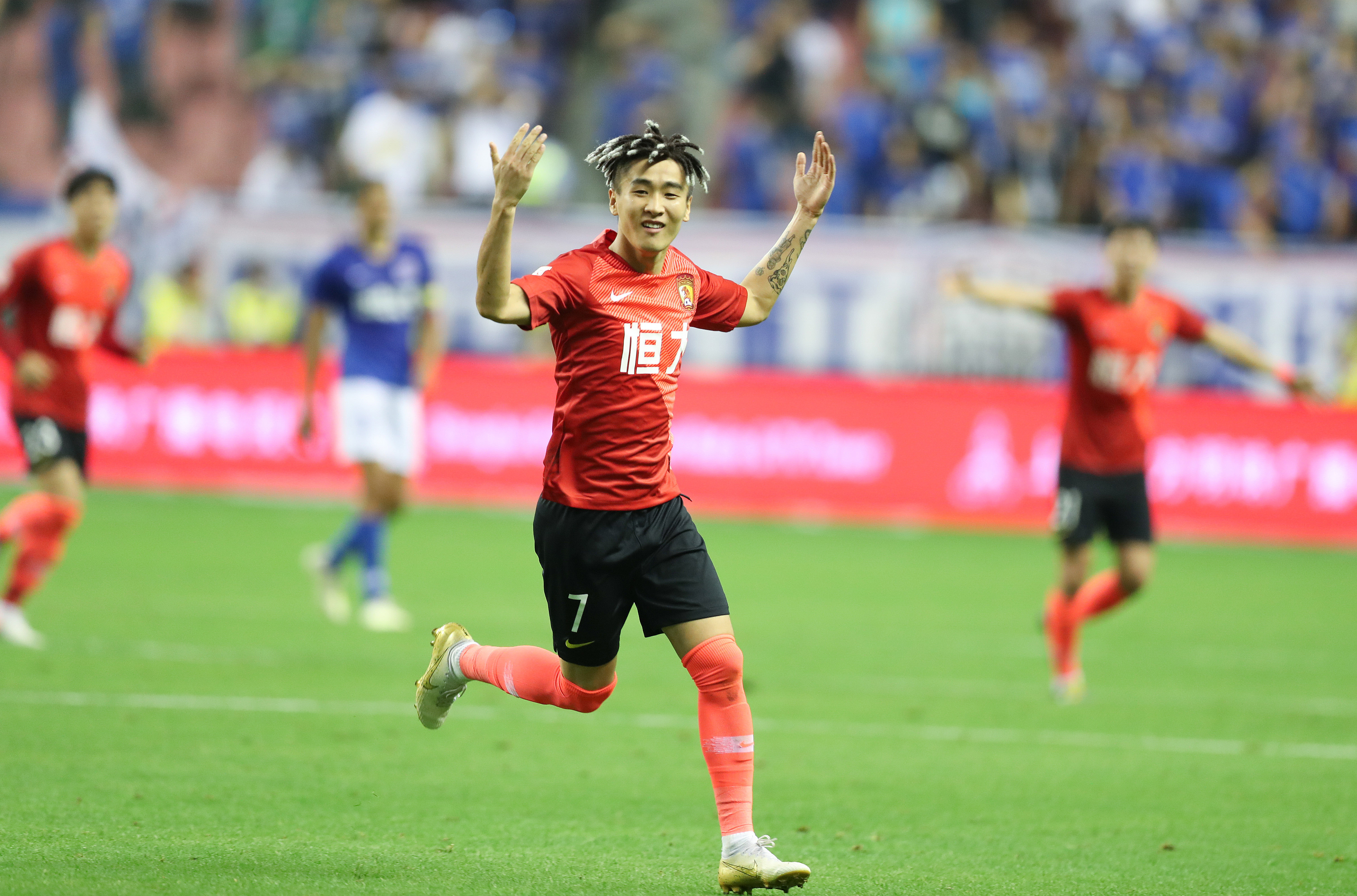 中超11月最佳阵容：法比奥、瓦科领衔，吴曦、王燊超入选（中超11月最佳阵容出炉：法比奥、瓦科领衔，吴曦、王燊超入围）