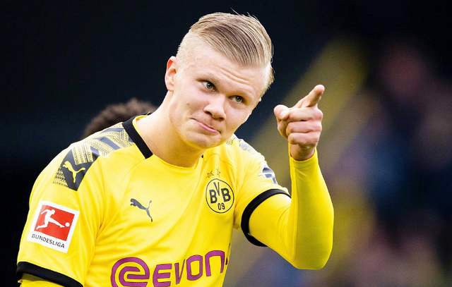 右脚踝囊受伤的基米希随德国队抵达卢森堡，走路仍有不便（基米希带伤随德国队抵达卢森堡，右踝囊受伤行走仍不便）