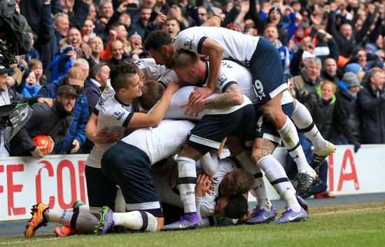 媒体人热议中足联颁奖：中超最佳教练怎能参考足协杯成绩？（中足联颁奖引媒体热议：评中超最佳教练缘何参考足协杯战绩？）