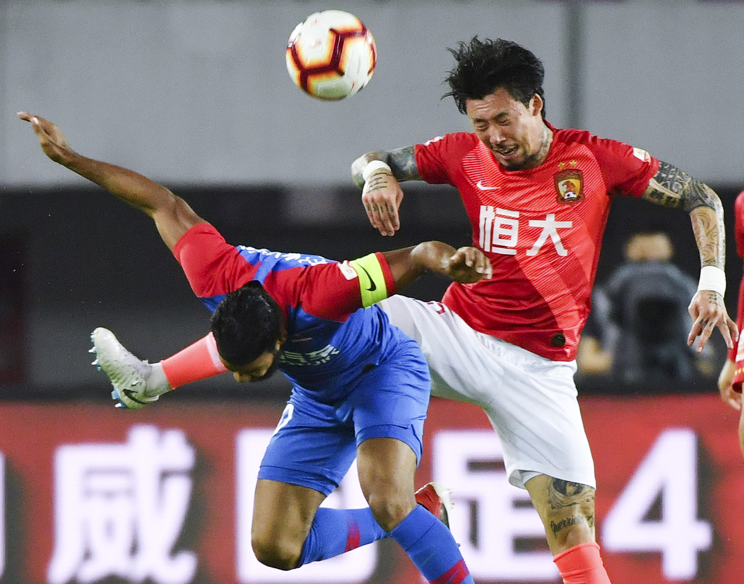 詹姆斯两双数据跻身队史前十，湖人负马刺止步NBA杯八强（詹姆斯两双升至队史前十，湖人不敌马刺无缘NBA杯四强）