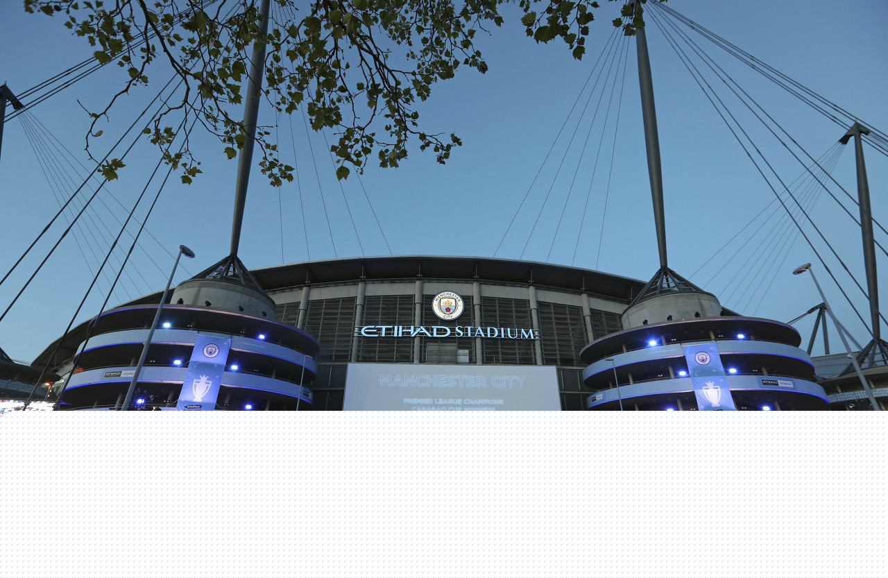 韩国女星穿曼联曼城球衣聚餐。左边是韩国国门金承奎...（韩国女星身着曼联、曼城球衣同框聚餐，左侧为韩国国门金承奎）