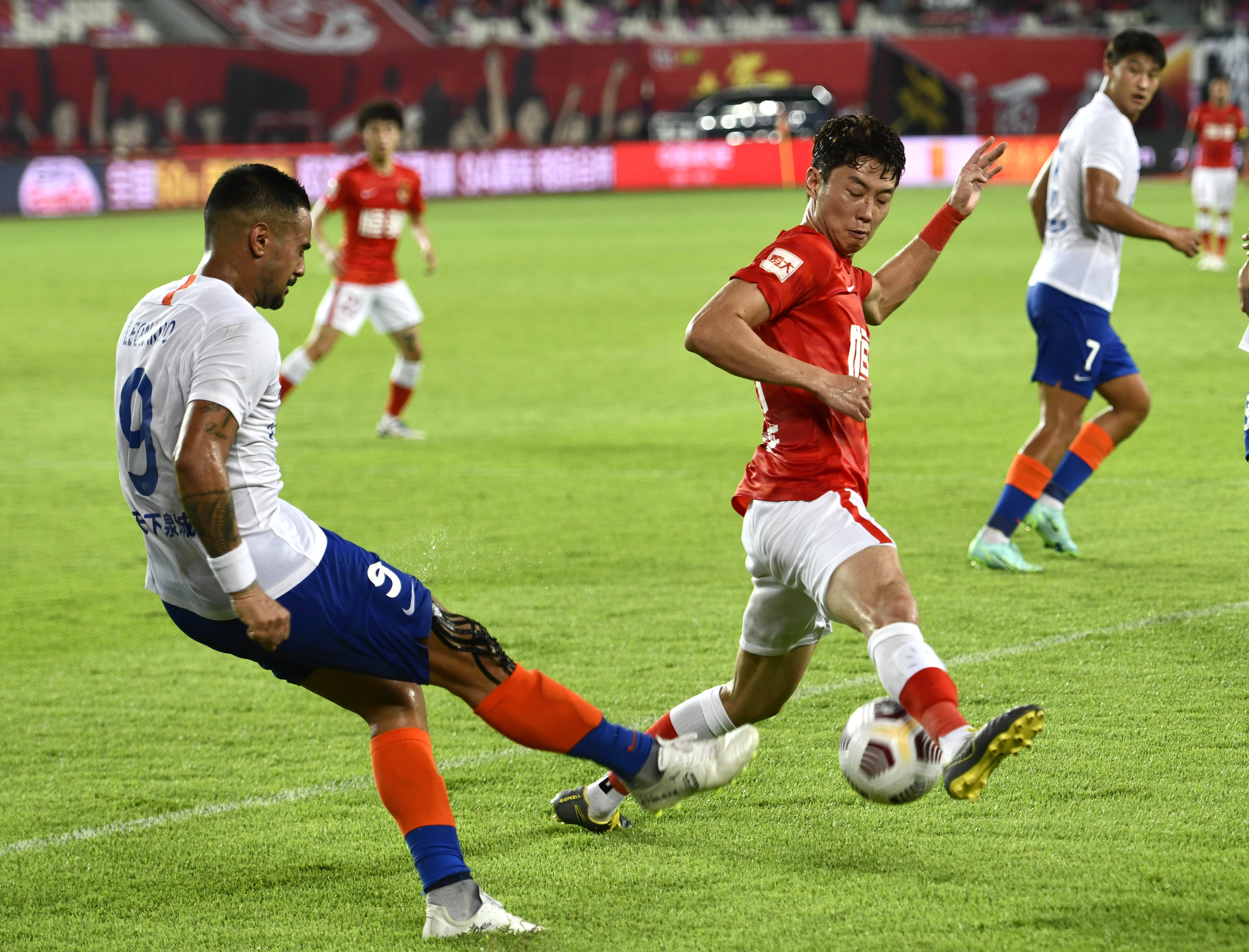 支持球队！欧文坐在场边观看独行侠对阵湖人的比赛（欧文现身场边，助威独行侠对阵湖人）